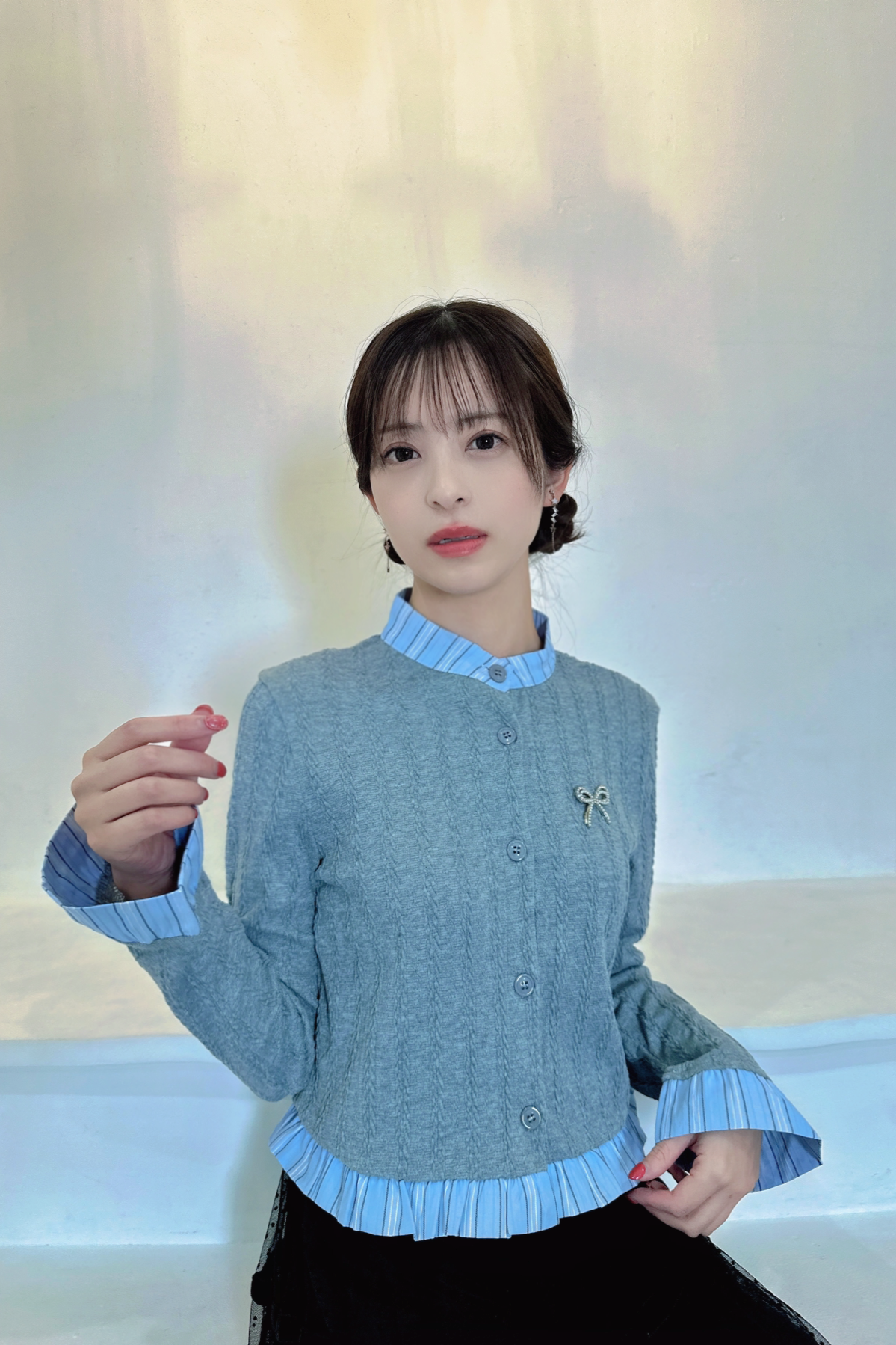 Ribbon brooch striped frill gray cardigan