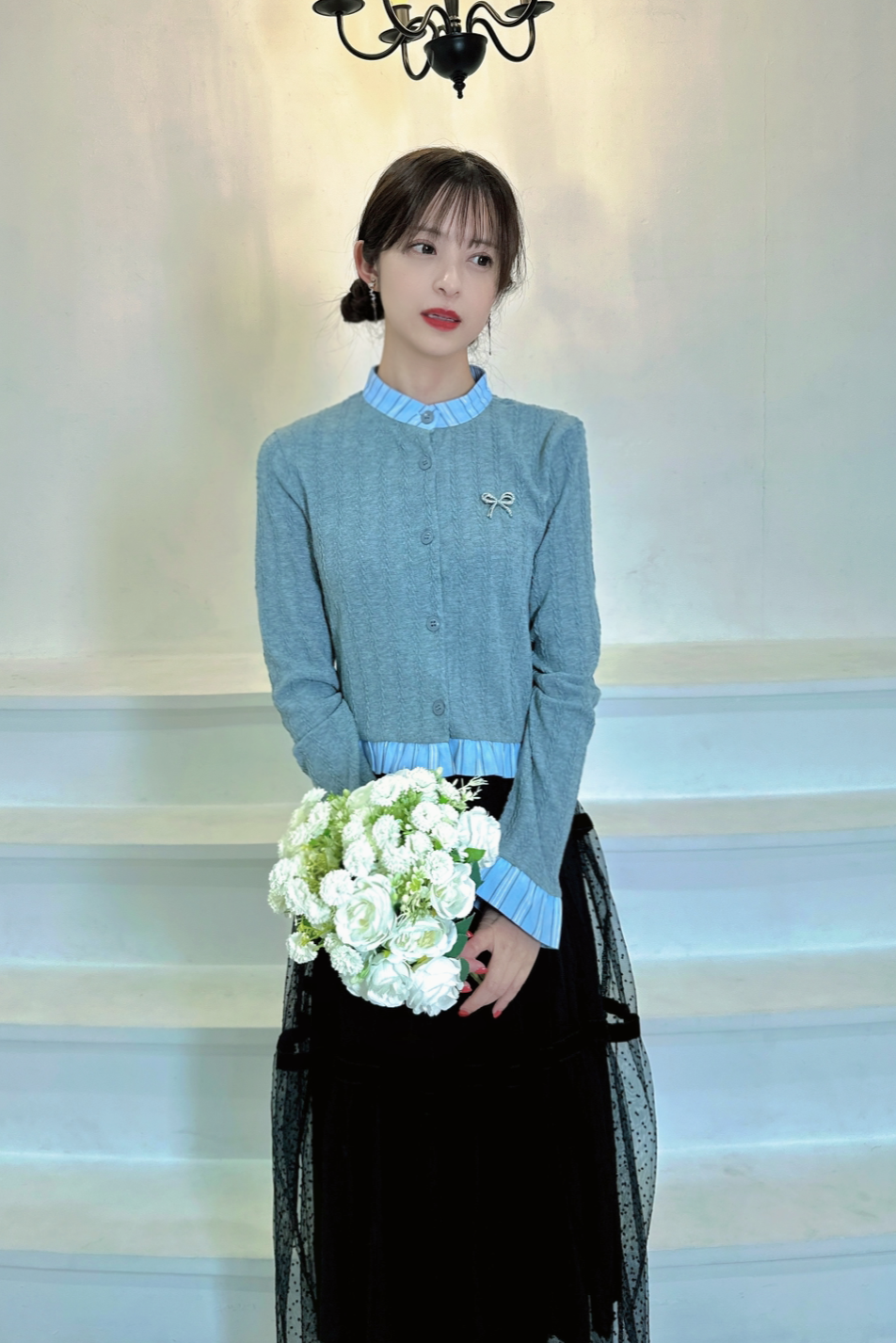 Ribbon brooch striped frill gray cardigan